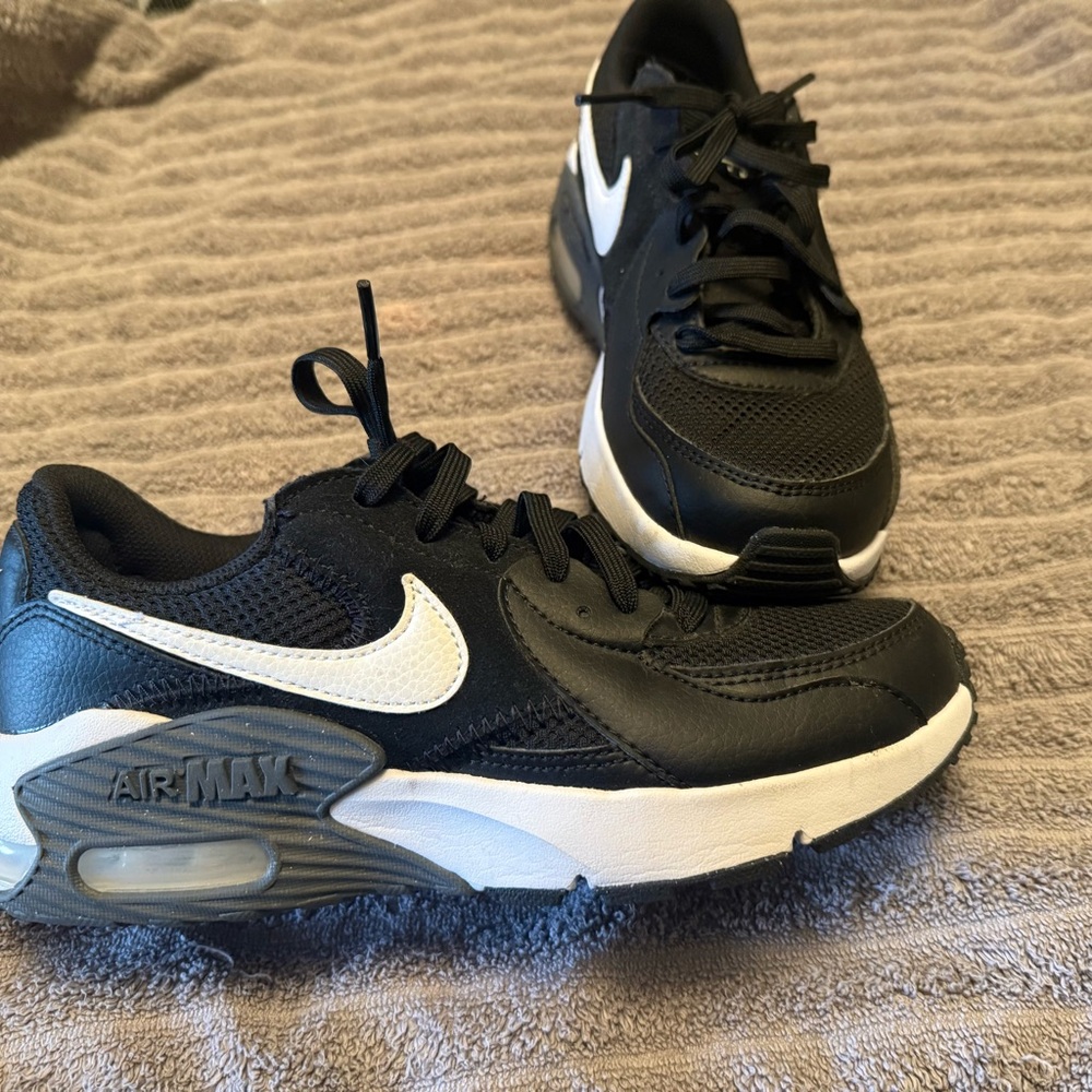 Black Nike air max size 6